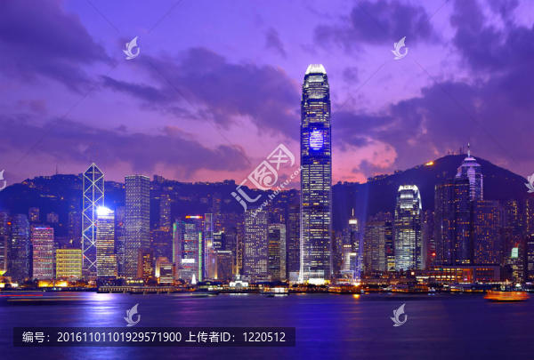 香港的天際線在夜間