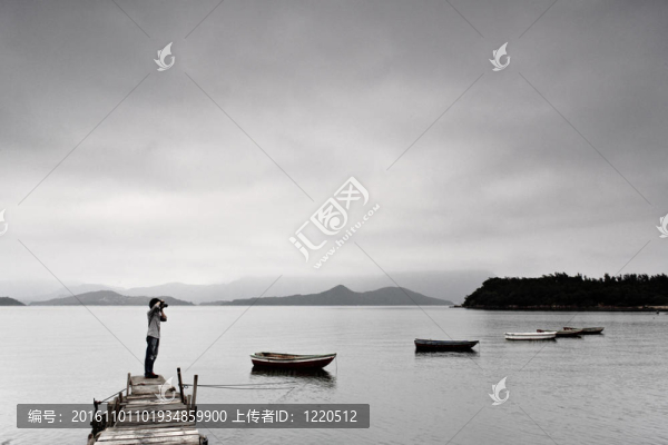 孤獨(dú)的男人拍照-匯圖網(wǎng) www.fosd68.com 孤獨(dú)的男人拍照