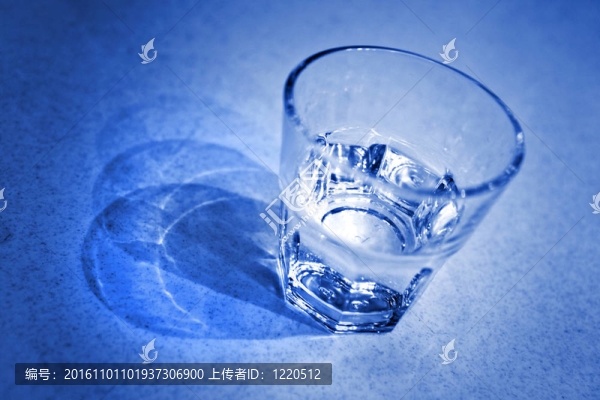 藍色的水玻璃