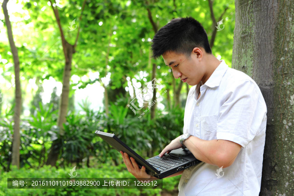 男子使用電腦戶外