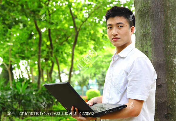 男子使用電腦戶(hù)外