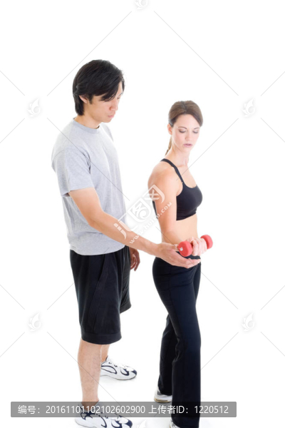 亞洲男子和白人婦女在工作時穿上白色的衣服。