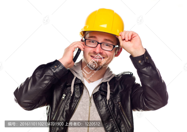 英俊的年輕人戴上硬帽子的電話