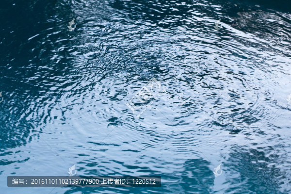 水面上滿畫幅漣漪反射藍(lán)天