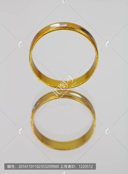 鏡子上直立的金戒指