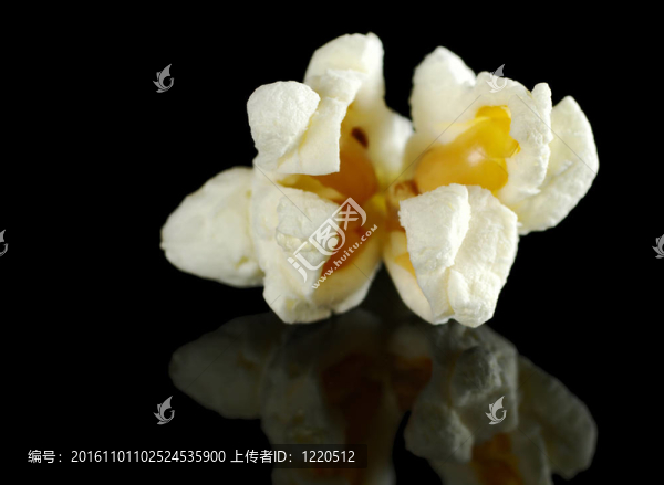 微距拍攝的一個(gè)單一的爆米花黑色與反射（非常淺的景深；重點(diǎn)在前面）