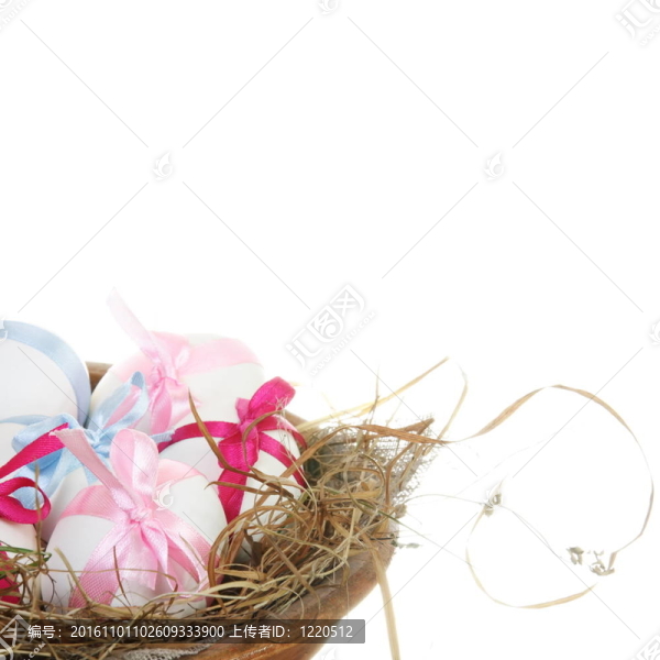 在草巢中的白色復活節(jié)蛋