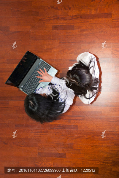 使用筆記本電腦的商業(yè)女性的俯視圖