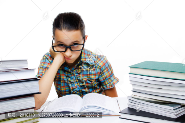 年輕的女孩讀一本書
