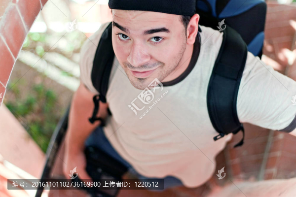 年輕的旅行攝影師
