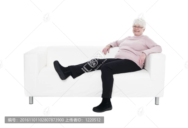 在沙發(fā)上的老女人