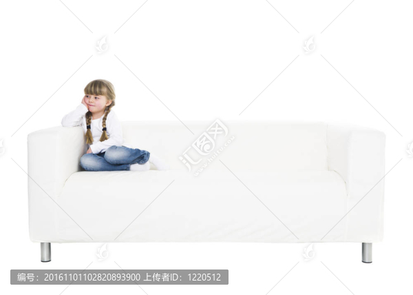 在沙發(fā)上的年輕女孩