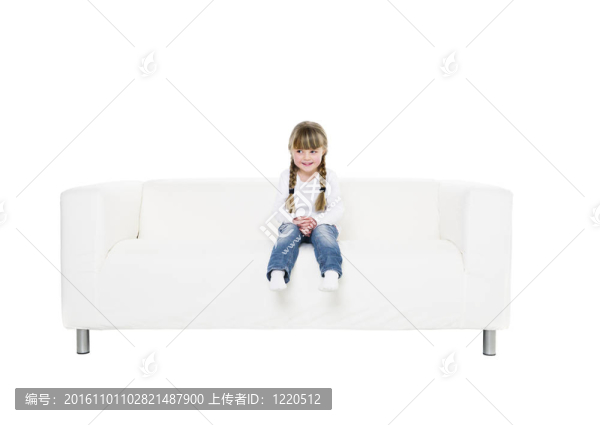 在沙發(fā)上的年輕女孩