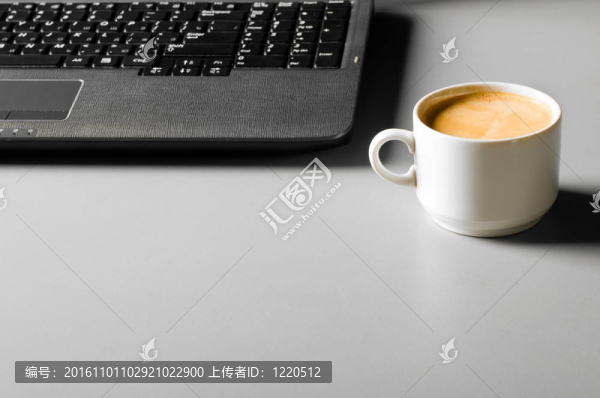 帶咖啡杯的筆記本電腦