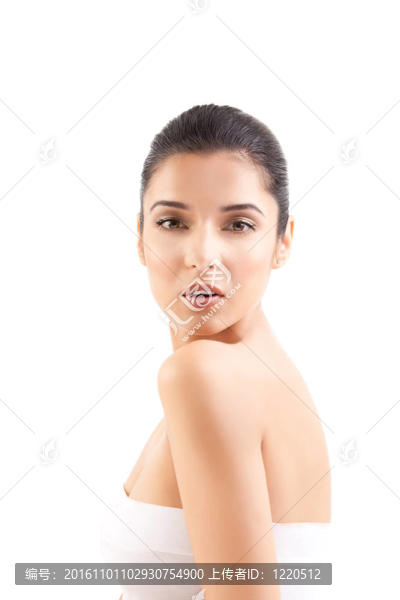 一個年輕女子在她肩上的美麗形象。
