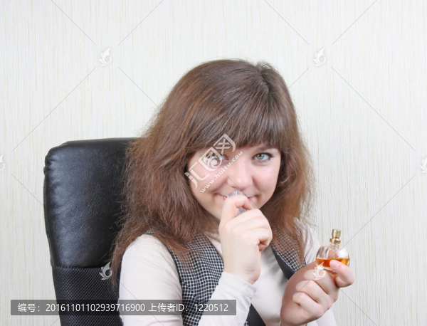 女孩在工作的地方做化妝