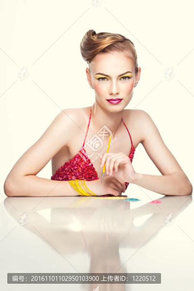 一個金發(fā)美女的彩色畫像；年輕女人