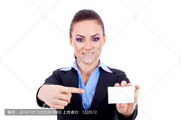 指著空白卡片的女人