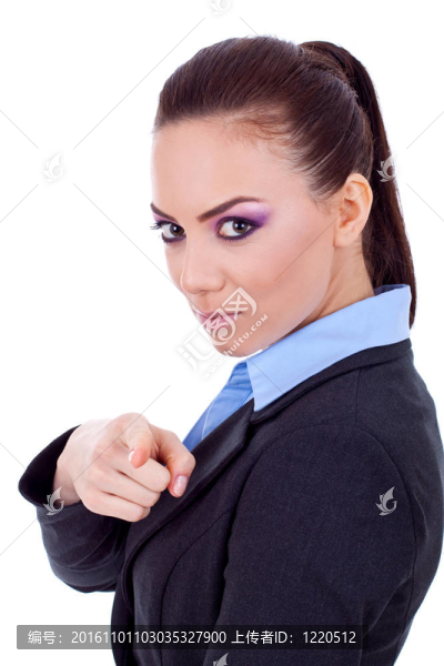 女人用手指指著相機(jī)
