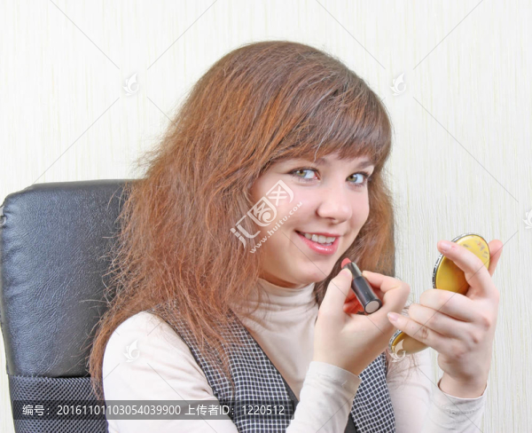 女孩在工作的地方做化妝