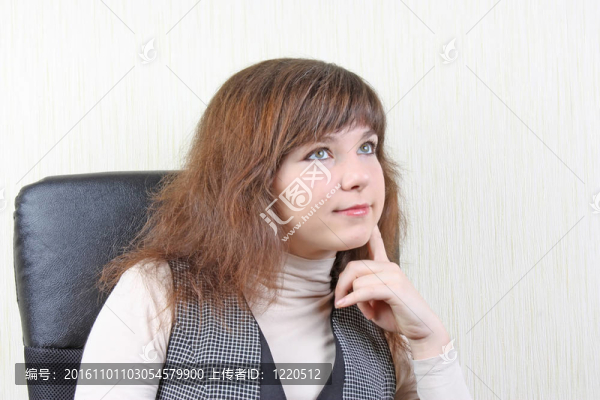 美麗的女孩在工作地點