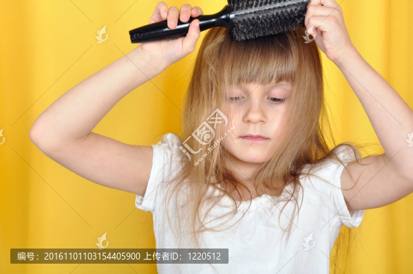 孩子梳著她的頭發(fā)