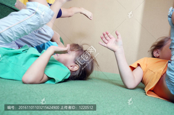 快樂的頑皮的孩子