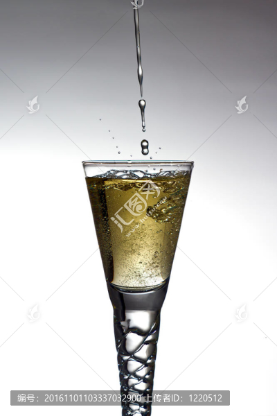 香檳酒倒入玻璃杯