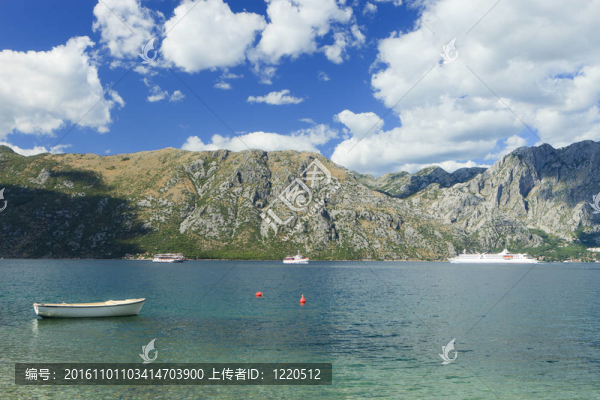 在科托爾灣的船