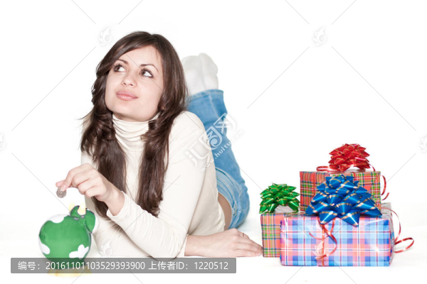 可愛的女孩之間的小豬銀行
