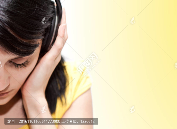 可愛的女孩聽音樂