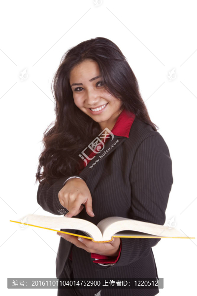 女孩指著書微笑