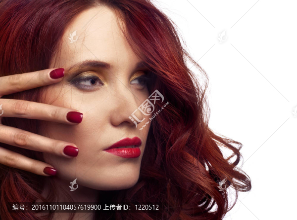 面對一個美麗的年輕女子與明亮的化妝