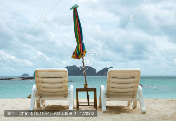 海灘上放松的甲板椅