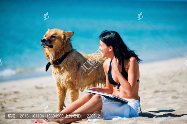 海灘上的美麗的年輕女人