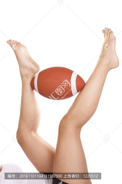 腿踢足球
