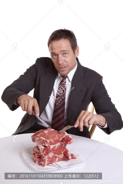 男人望著堆的牛排