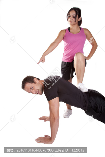 男子俯臥撐專橫的女人