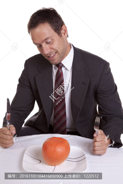 在盤子上有橙色的男人