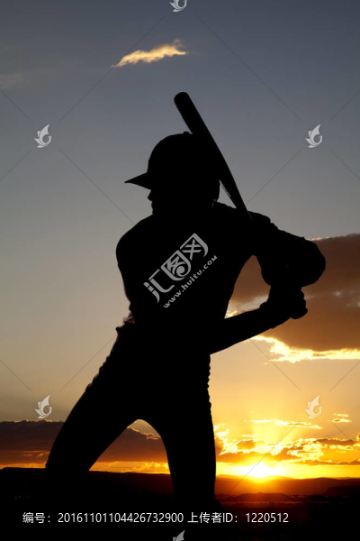 剪影棒球準(zhǔn)備搖擺日落