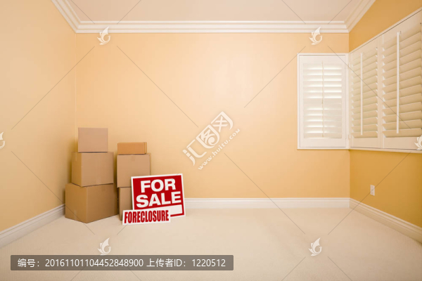 在空蕩蕩的房間里出售和取消抵押品贖回權(quán)的房產(chǎn)標(biāo)志