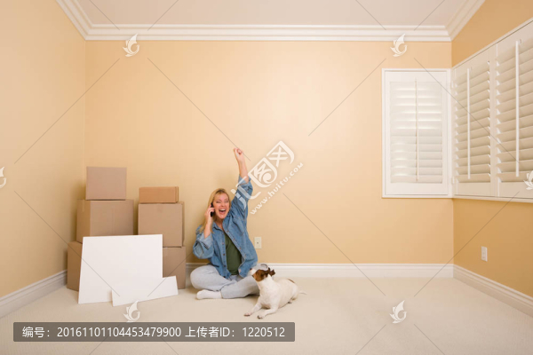 興奮的女人在手機附近的盒子和空白的跡象