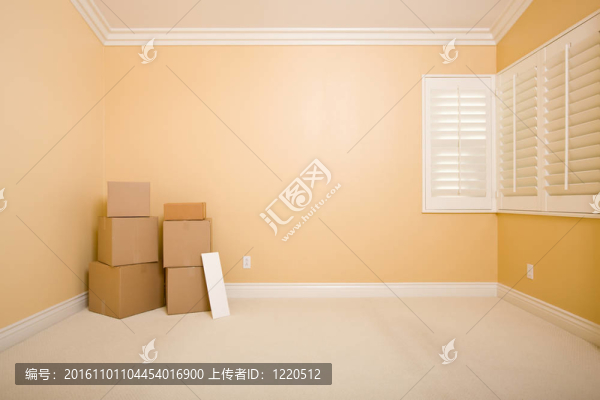 空房間里的移動(dòng)箱和空白標(biāo)志