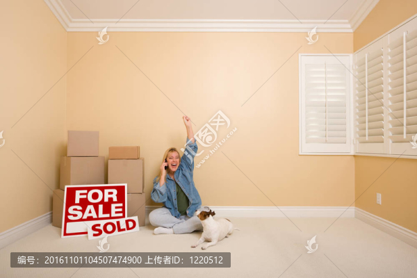 出售房地產(chǎn)標(biāo)志；盒子和快樂的女人在電話