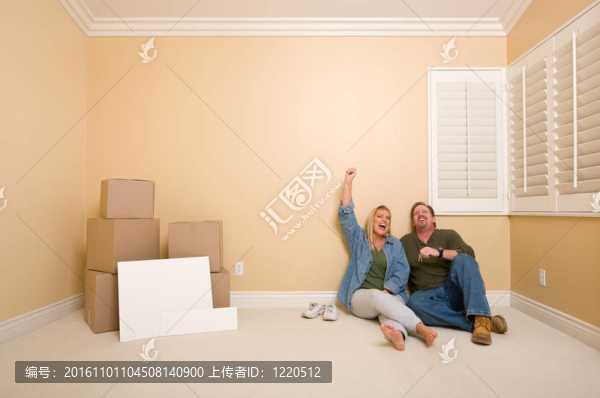 夫婦在地板附近的箱子和空白的跡象