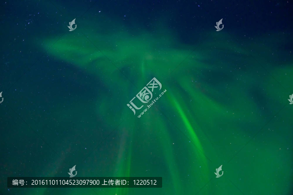 夜空中舞蹈的北極光
