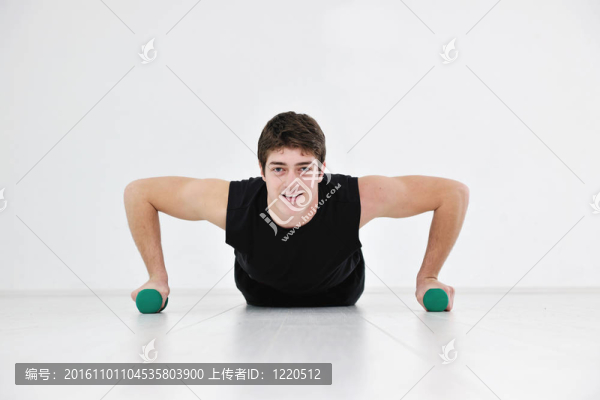 男人健身鍛煉