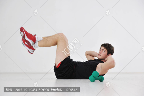 男人健身鍛煉