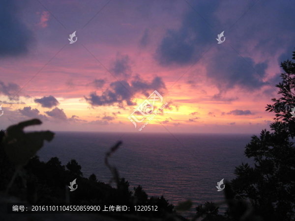 粉紅色和紫色的晚霞在坎特伯海從山頂巴斯克自治區(qū)