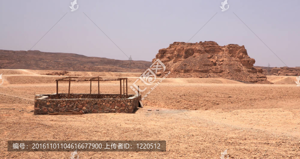 在石頭沙漠里